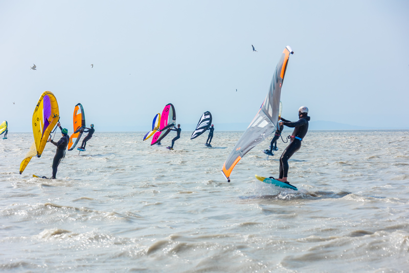 na jazere su windsurfisti