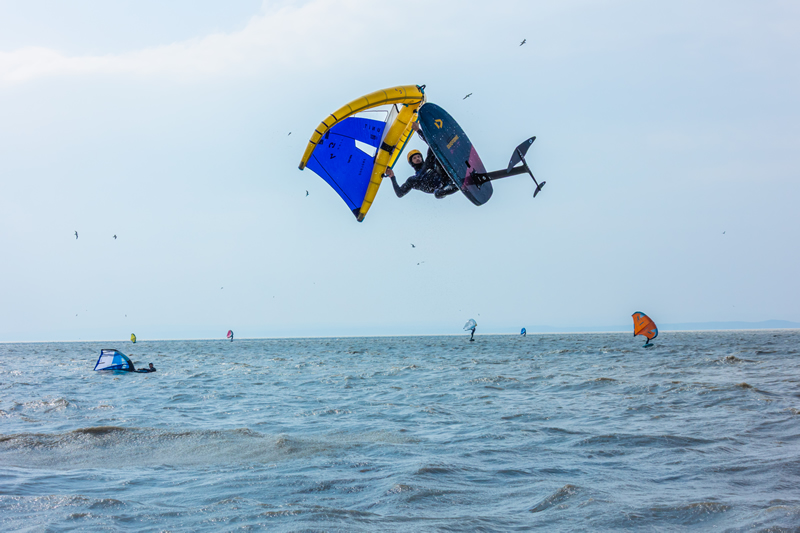 na jazere su windsurfisti,wingfoiler