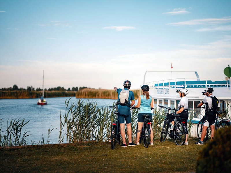 clny s ludmi na Neusiedler See