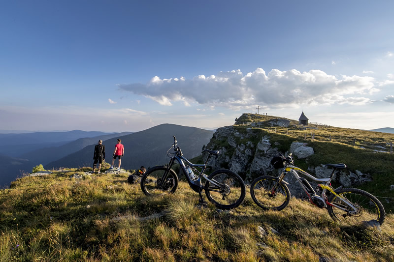 muzi s horskymi bicyklami na kopci