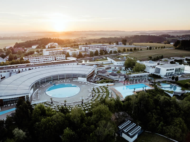 dronový záber kúpeľov Geinberg bazeny a budovy zhora