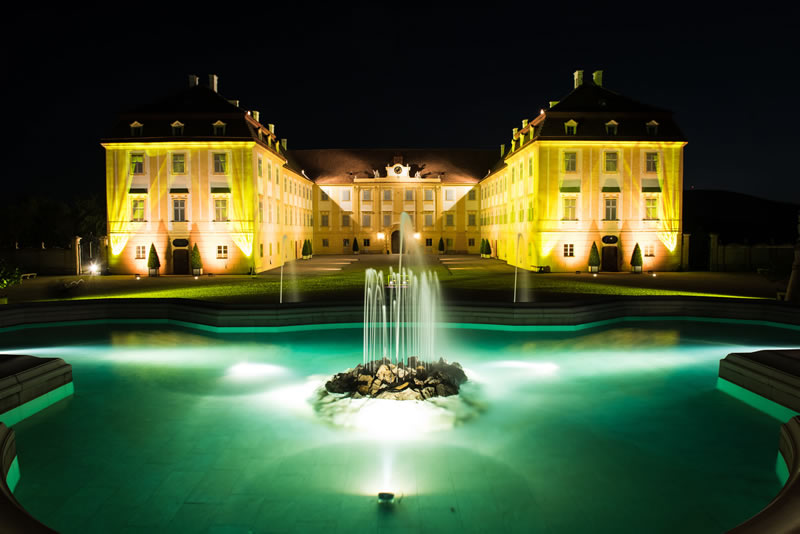 vecerny zamok Schloss Hof s fontanou