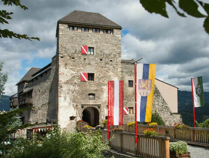 foto hradu s vlajkami