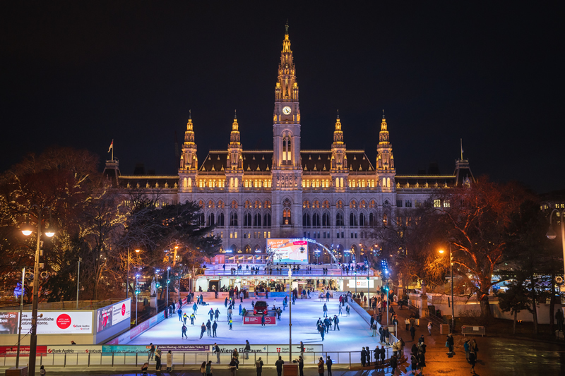 vecer,Vieden,klzisko,radnica,Rathausplatz