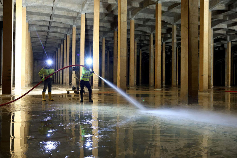 muzi,pracovne oblecenie,pozdemie,hadica,voda