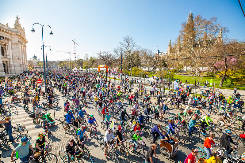 Vieden - bicyklovy-festival, vela ludi ide na bajkoch ulicami viedne