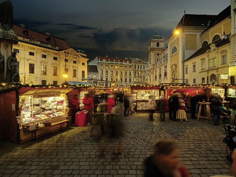Rakusko - Vieden - vecer - vianocny trh - osvetlenie