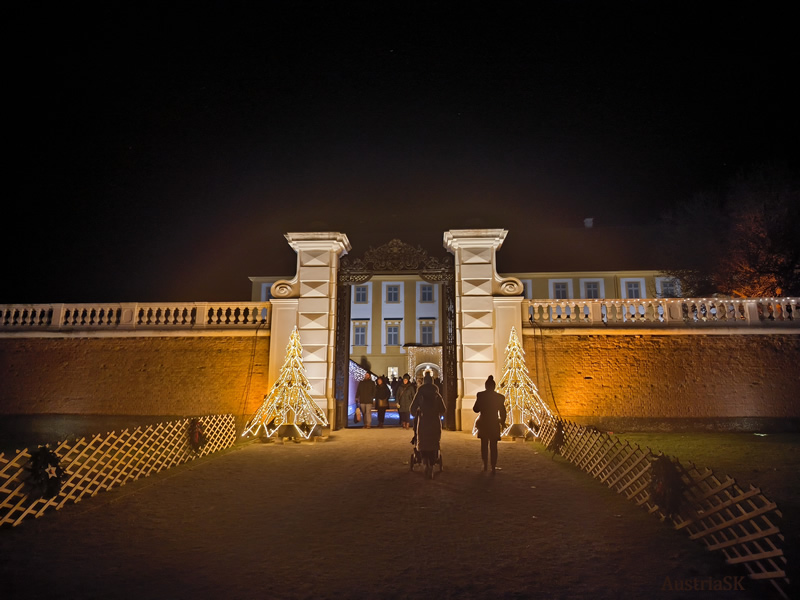 vianoce,vianocny trh,ludia,svetelne ozdoby,vecer