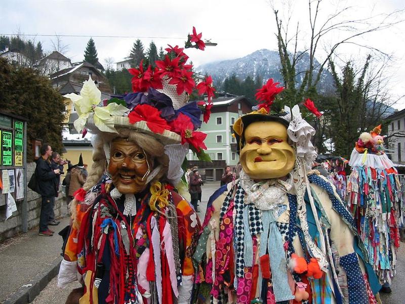 ľudia v maskach na karnevale, ulice Ebensee