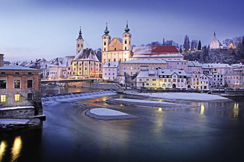 autobus,vianocny strom, vecerne namestie,Steyr