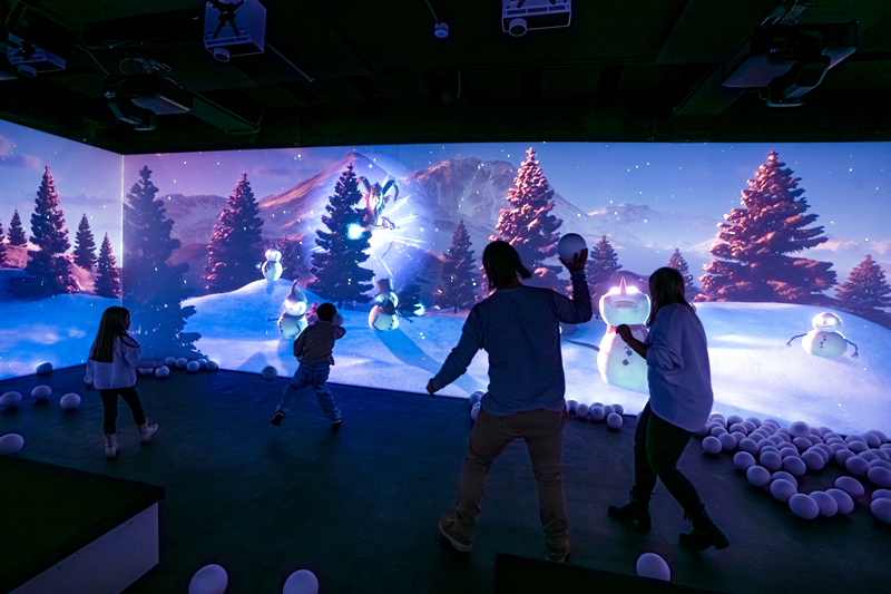 dospeli,deti,gulovacka,snehuliak,virtualna realita