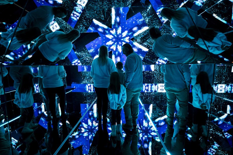 dospeli,deti,gulovacka,snehuliak,virtualna realita