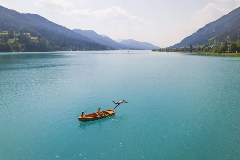 cln na Weissensee - muz skace do jazera