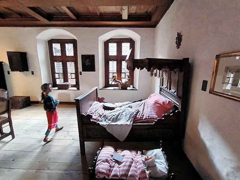 Gräfinnenzimmer - manželská posteľ a detská postieľka