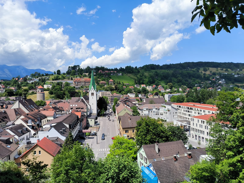 Výhľad na mesto Feldkirch z hradu Schattenburg