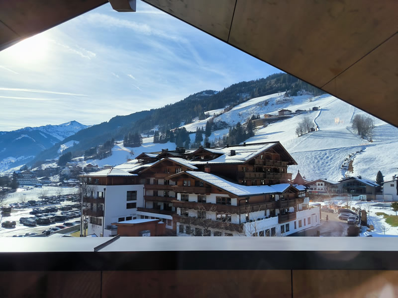 hotel Bergzeit, pohľad z terasy na svahy