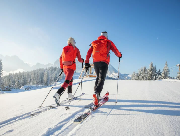 Dvaja dospeli - skitouring, sneh a slnko naokolo