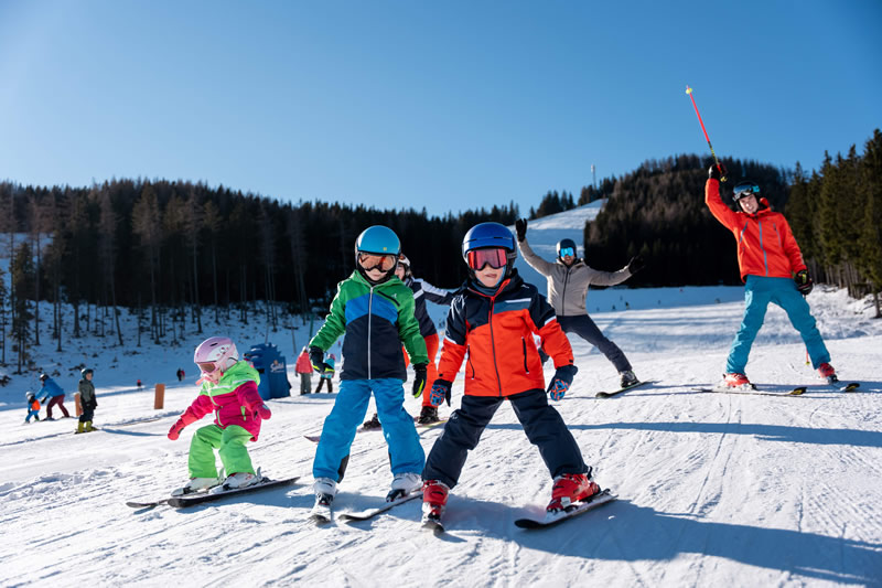 deti,dospeli,lyziari,sneh,svah,slnko,modrenebo