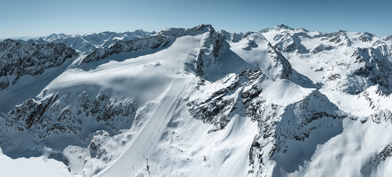 male dieta lyzuje, vychadza z tunela a caka ho tam maskot Kaunertal Gletscher