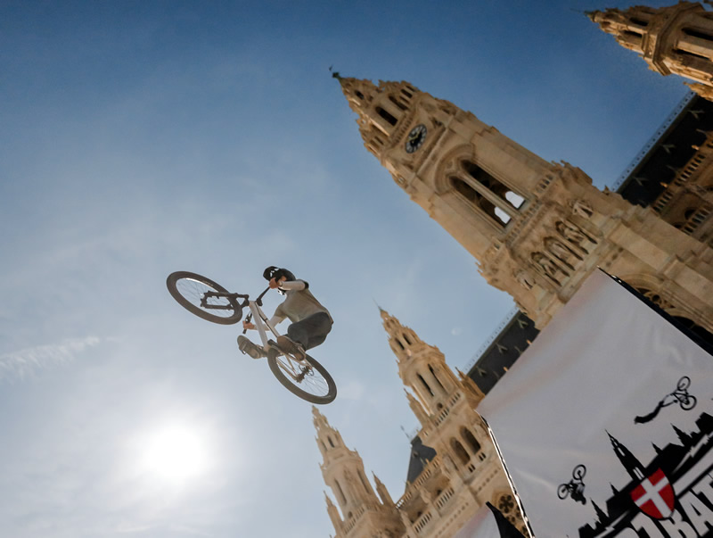 budova,Rathausplatz,Vieden,Rakusko,bicykel,podujatie
