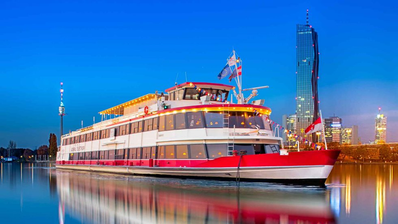 Rakusko,Vieden,lod,vecer,mesto