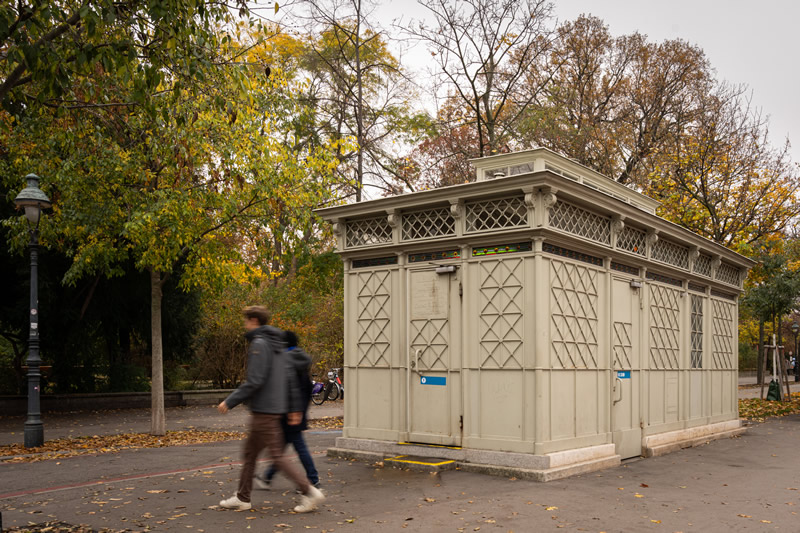 wc,mensia budova,ludia,stromy,jesen,zima