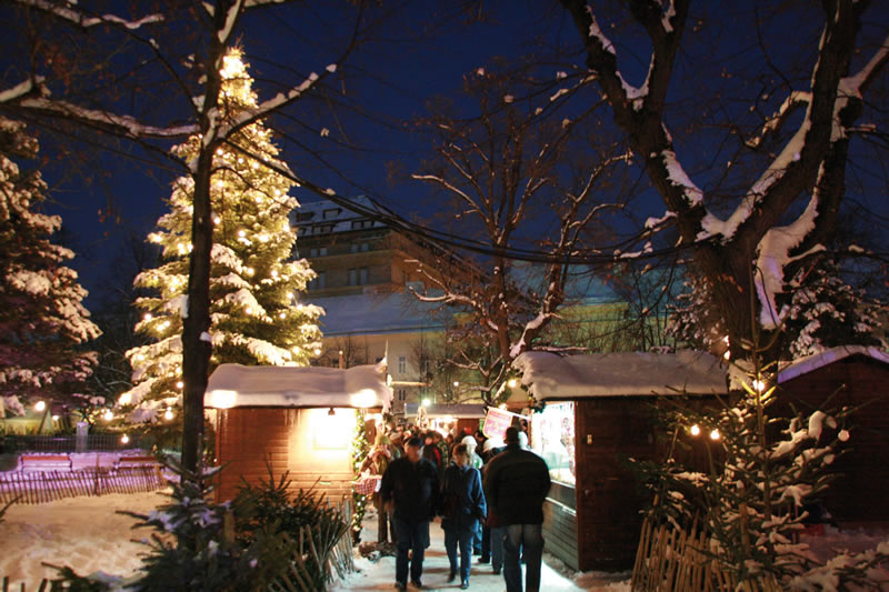 vianocny trh,vecer,ludia